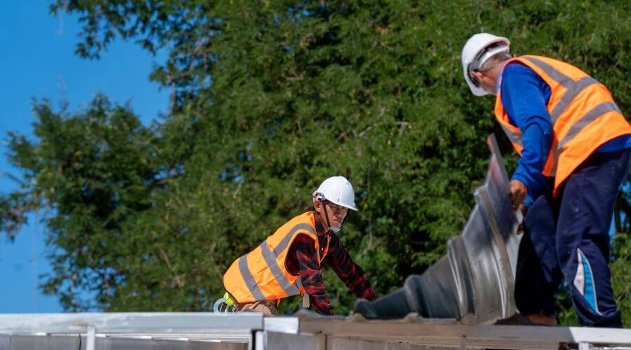 Professional gutter cleaning in Lysite, WY